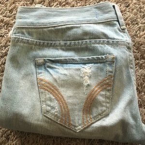 Destroyed cropped jeans